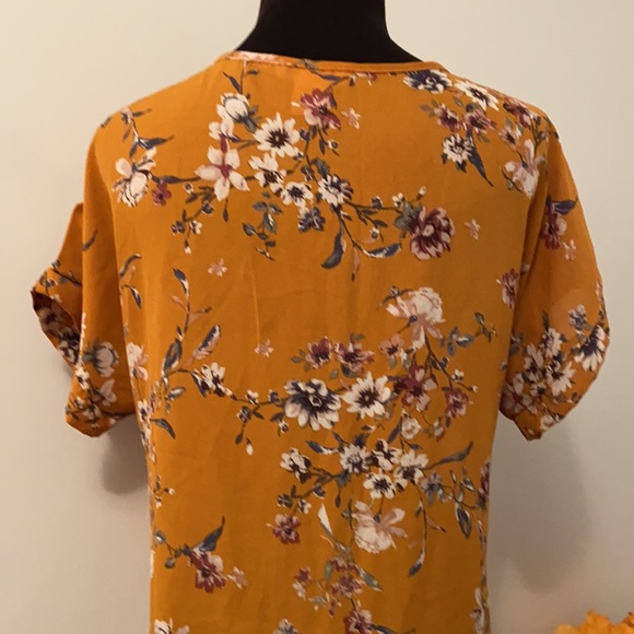 Persaya Mustard Yellow Floral Zippered Blouse with Cuffed Short Sleeves - Picture 7 of 12